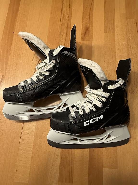Ccm Patins à glace: CCM Schlittschuhe 33.5 – D'occasion à Wallisellen par san_r6p7 1