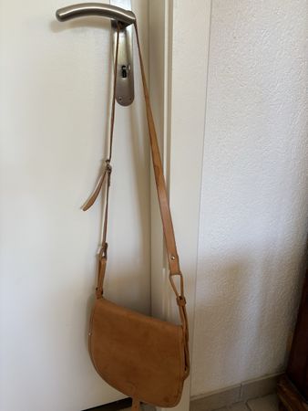 Sac bandouliere, besace, en cuir beige 