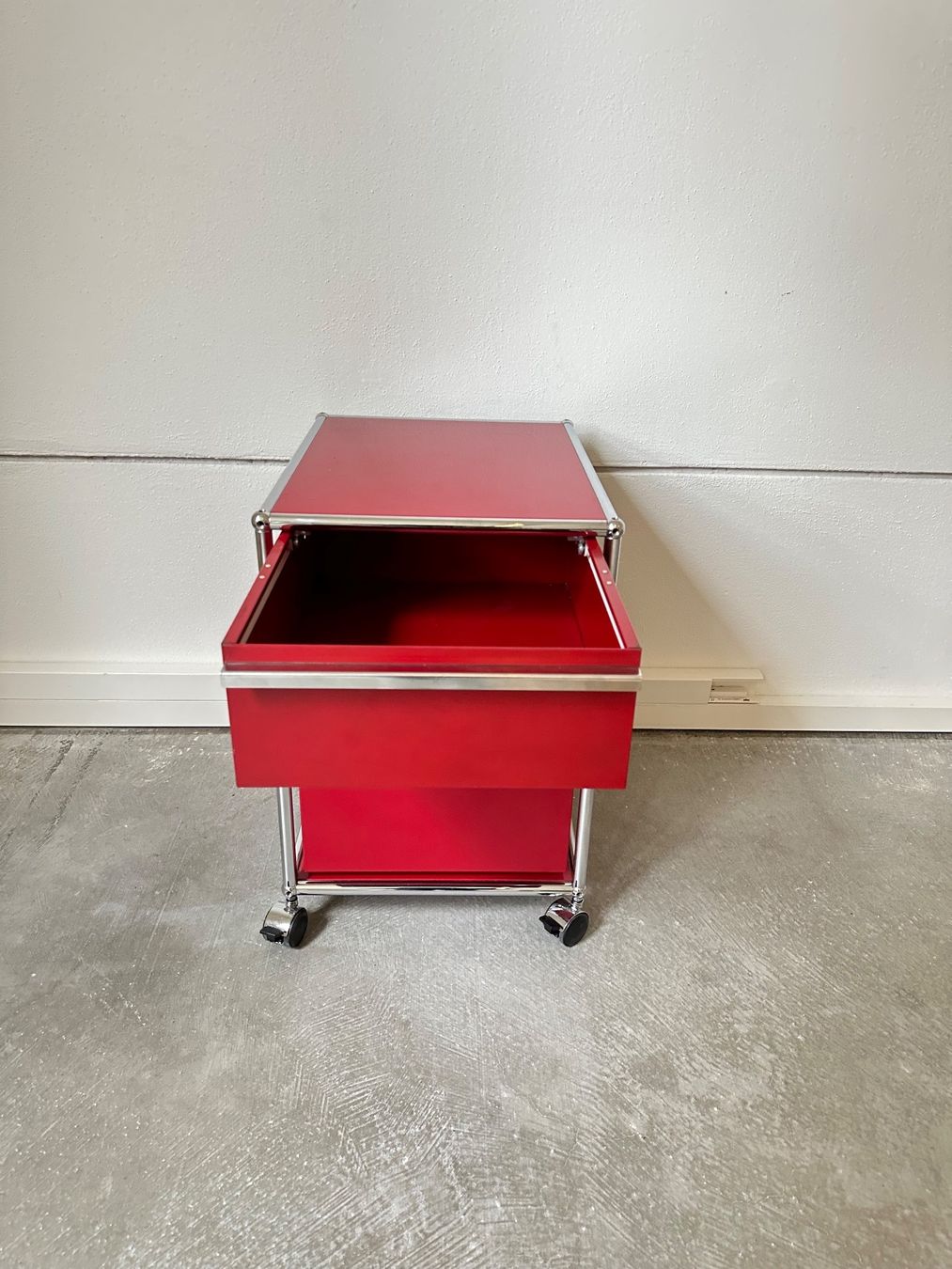 USM Korpus: USM Haller Rollkorpus Rubinrot – Gebraucht aus Grenchen von Design-Outlet 3