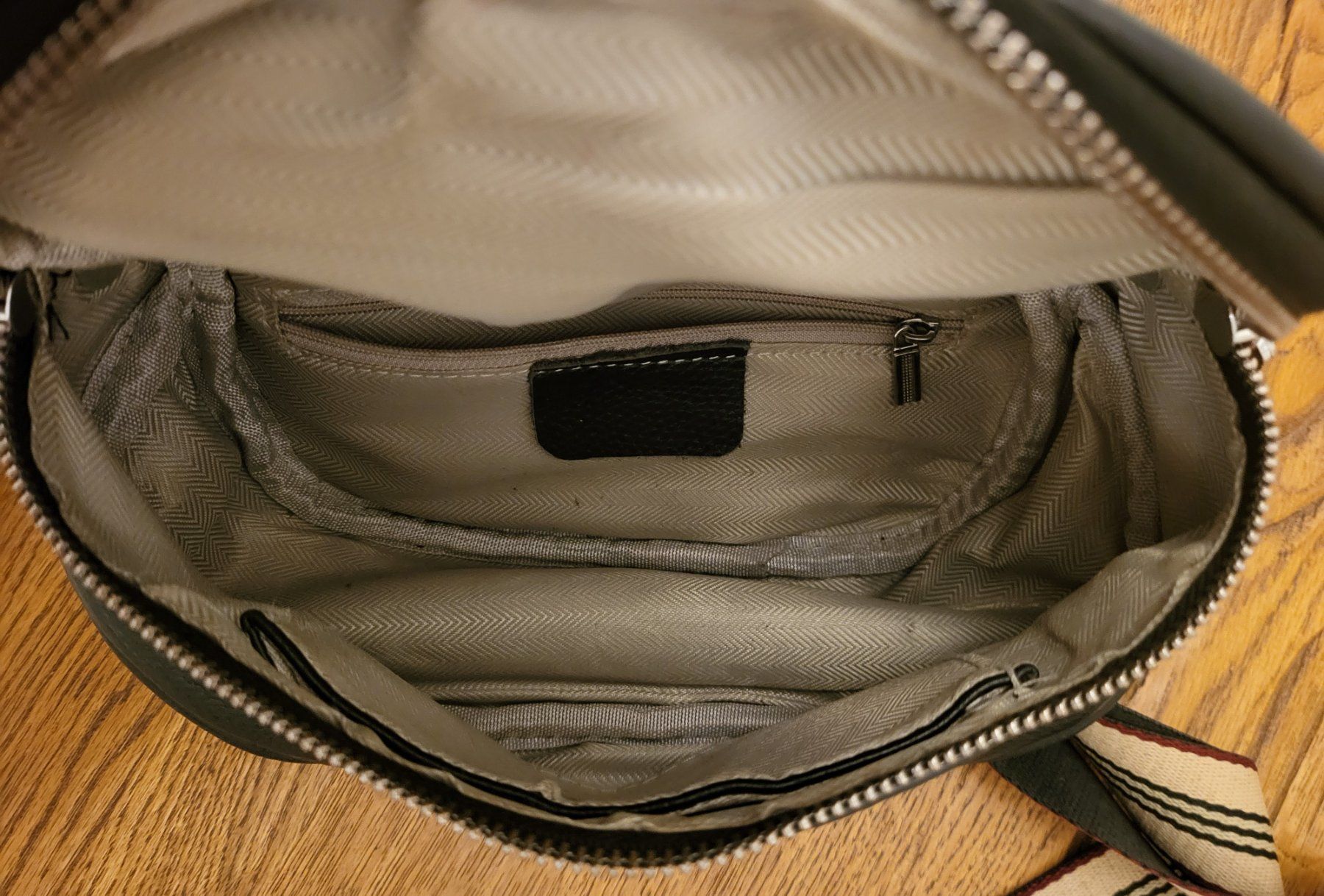 Taschen für Damen: Schöne Leder Bauchtasche in Schwarz – Gebraucht aus Basel von sci_67ms 6