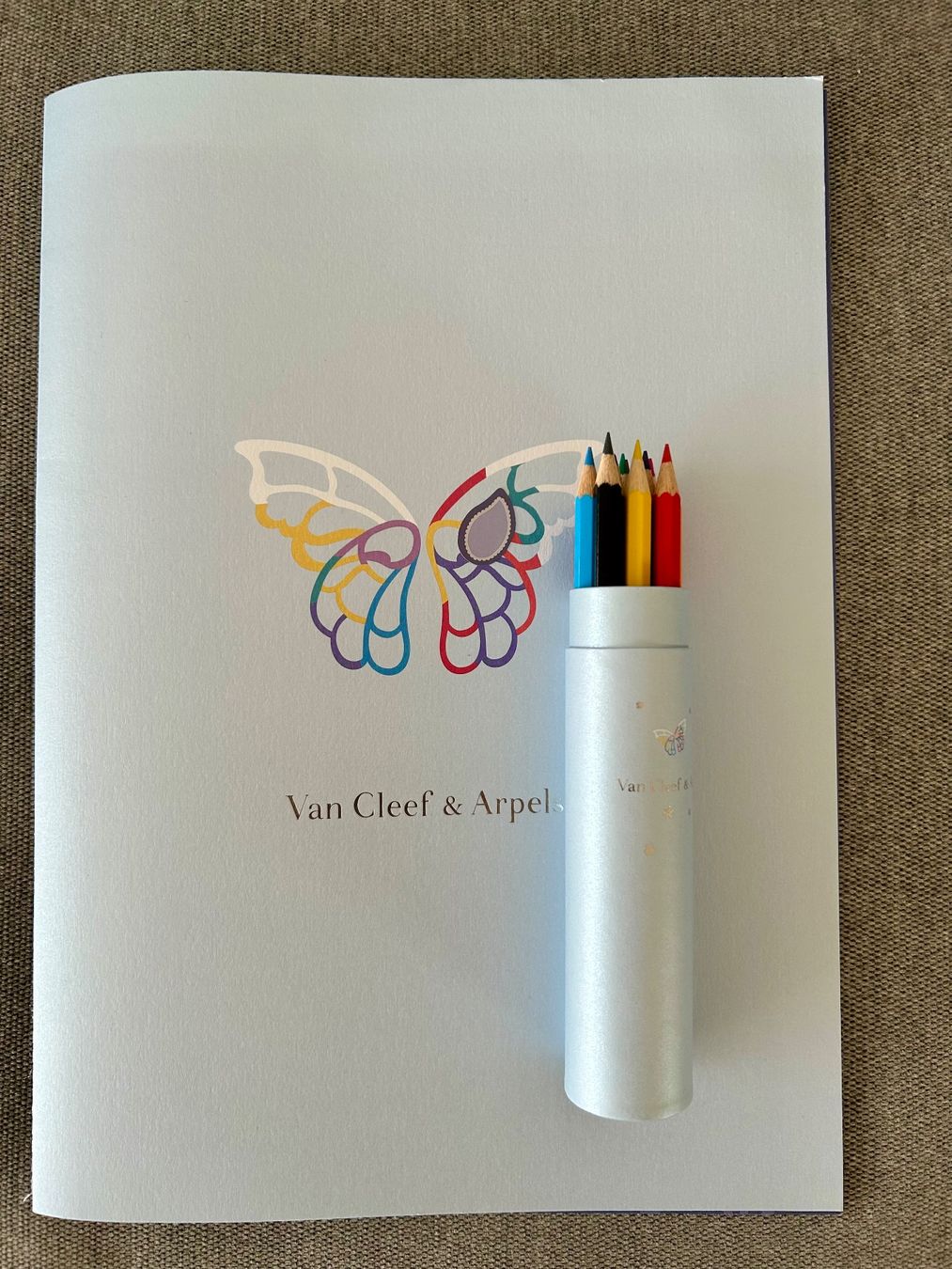 Giocattoli: Van Cleef & Arpels | Mal- und Stickerbuch + Farbstifte – Nuovo (secondo la descrizione) da Zürich venduto da Hermia