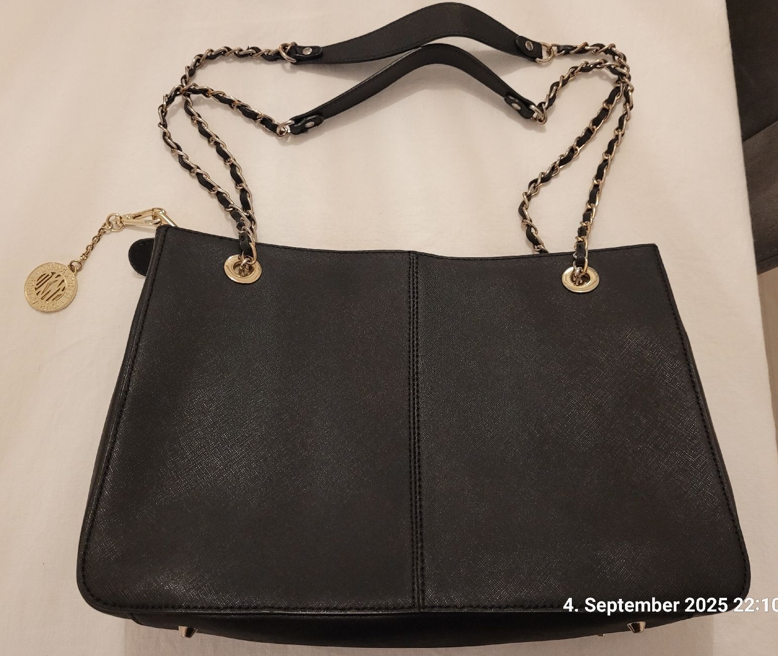 DKNY Taschen für Damen: DKNY Tasche mit goldenen Details – Gebraucht aus Bünzen von Milly32 2