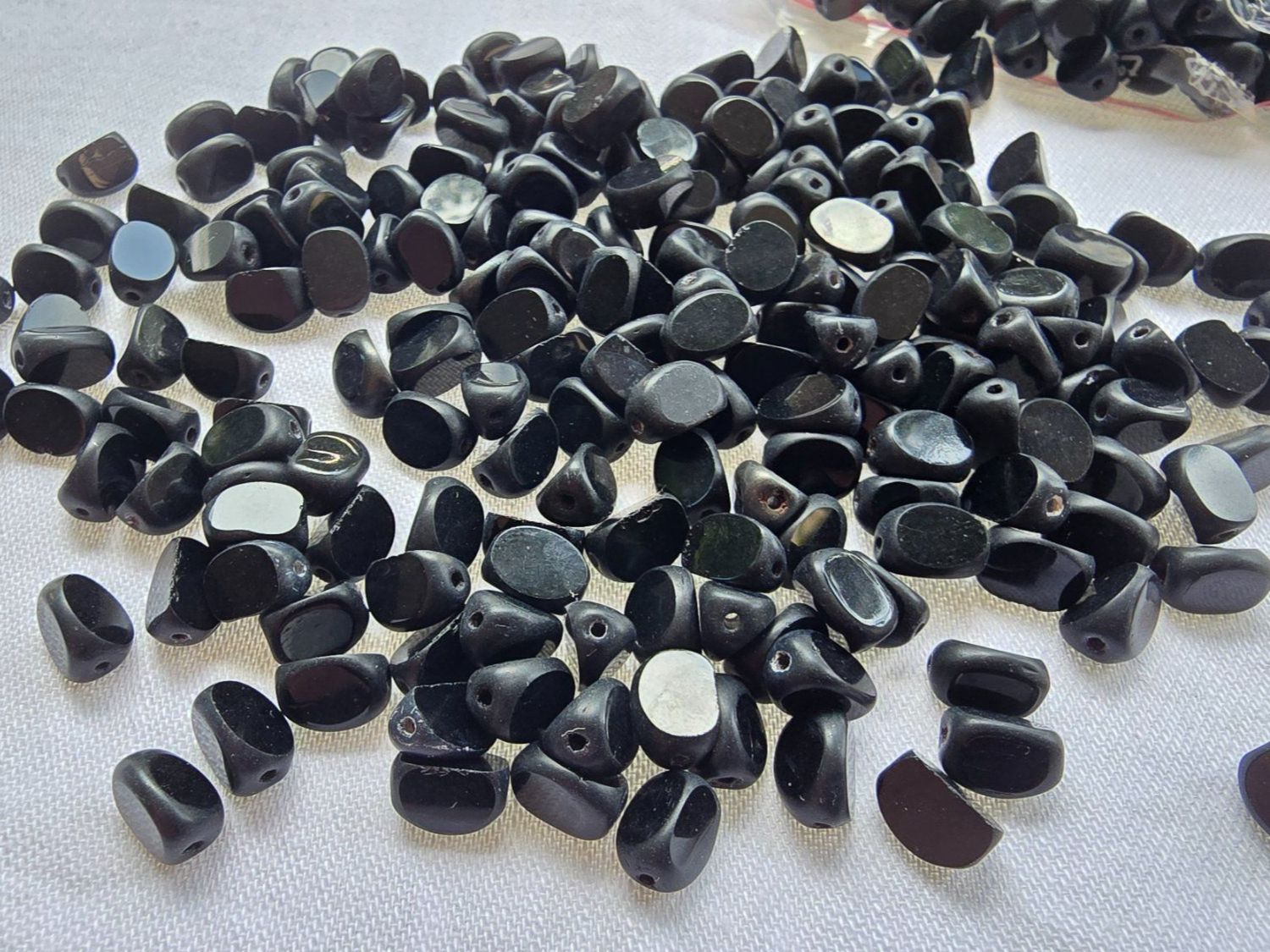 Perle (finte): Schöne 100 x Perlen in schwarz 6x8mm – Nuovo e nell'imballaggio originale da Basel venduto da Galia2001