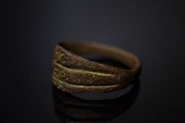 Antiker Bronze-Fingerring mit Rillenverzierung