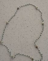 Collana con perline e dettagli decorativi, accettabile