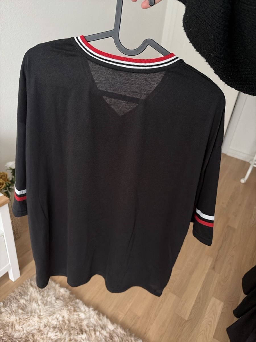Shein T-shirt: T-Shirt – Nuovo (secondo la descrizione) da Basel venduto da SaraaaS060201 1