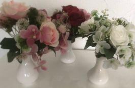 3er Set Kunstblumen in 3 Farben + weisser Blumenvase