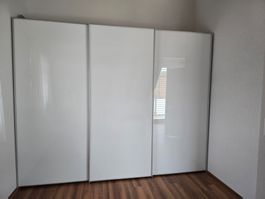 Moderner Schwebetürenschrank weiss Glasfronten 3 Türen
