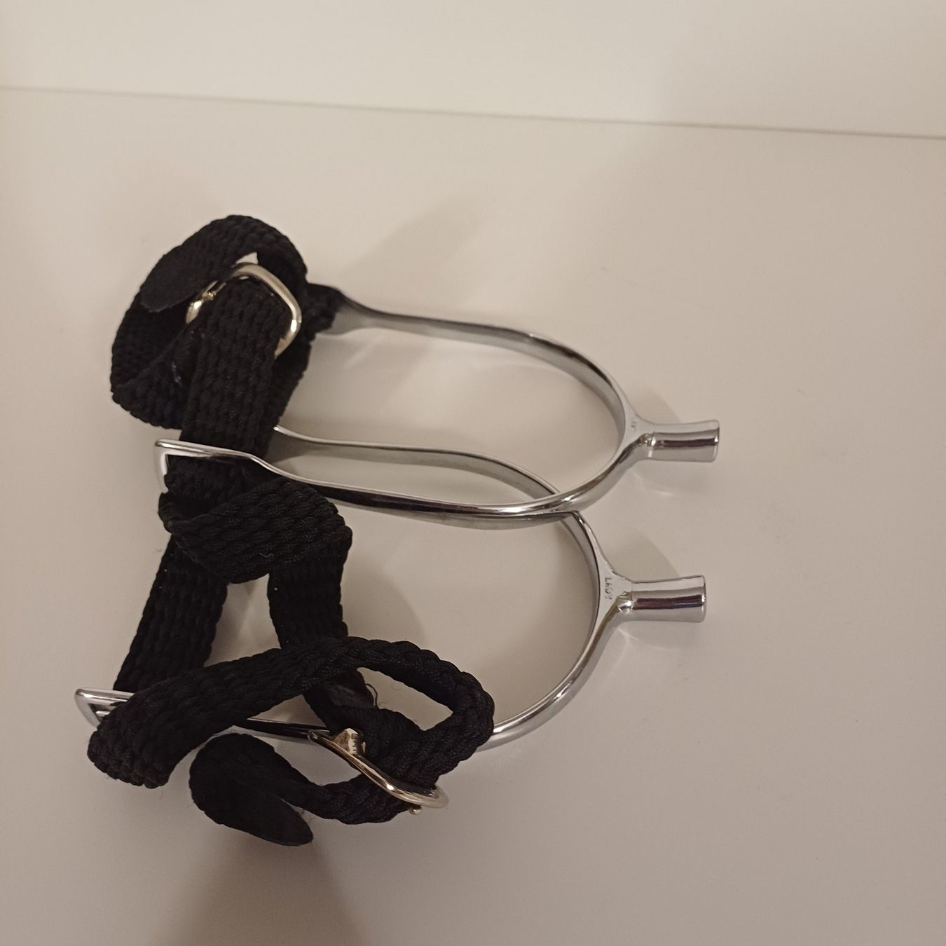 Selle & Accessori: Éperons de cheval argentés avec courroies noires – Usato da Villeneuve VD venduto da vog_yc5s