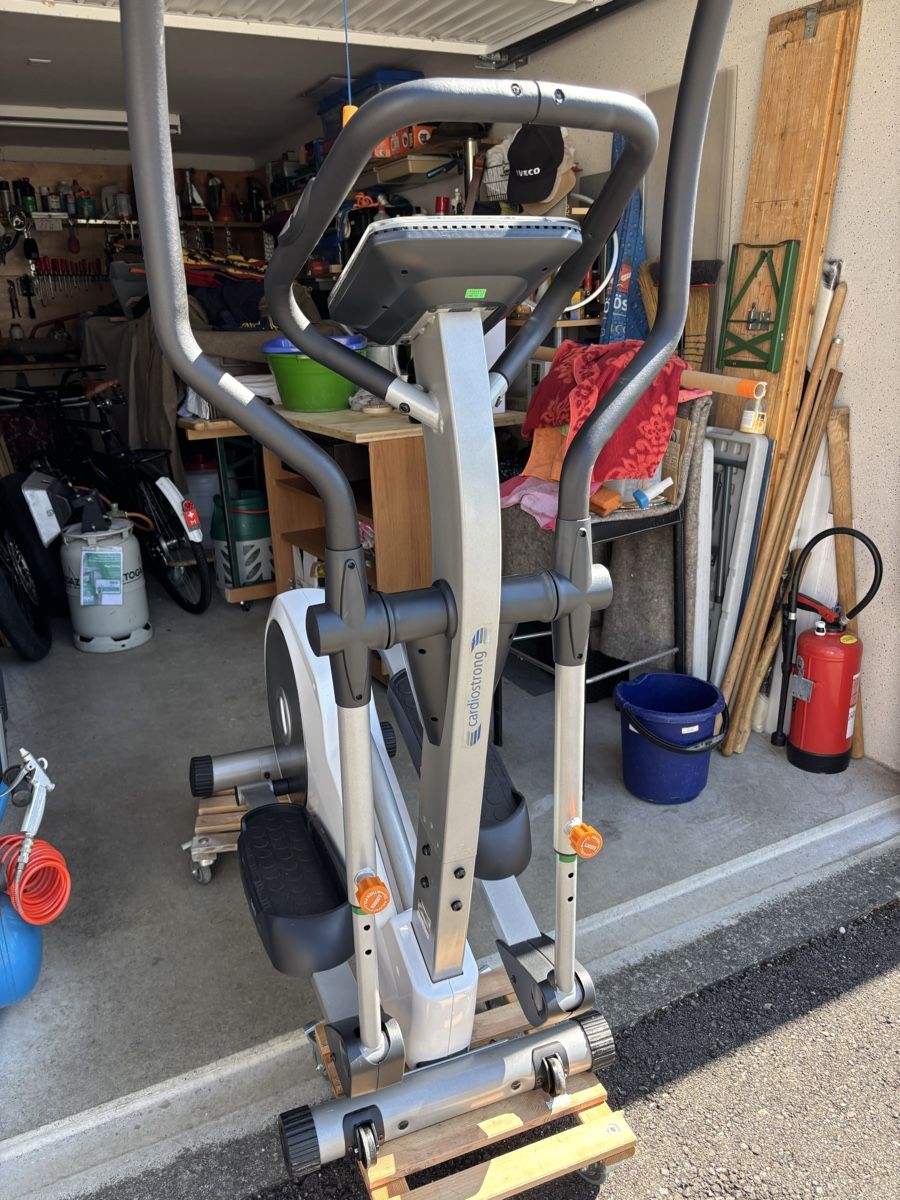 CardioStrong Vélos d'appartement: Cross Trainer – D'occasion à Schöftland par Thina011