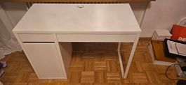 Schreibtisch weiss mit Schubladen und Fächern
