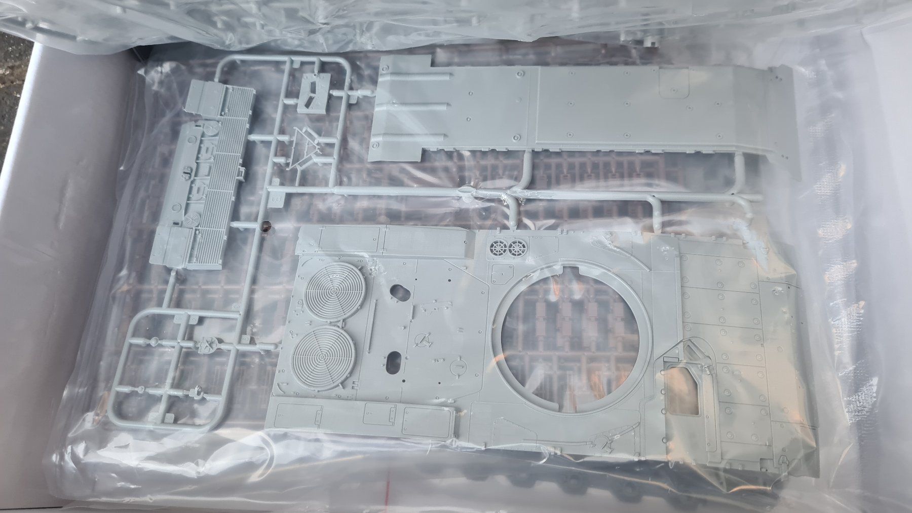 Modellbausätze & Standmodelle: 1:35 Leopard 2 A8 - Amusing Hobby 35A058 – Gebraucht aus Bassersdorf von jackbmw 5