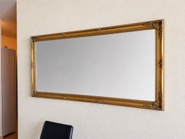 Grosser Wandspiegel mit verziertem Goldrahmen