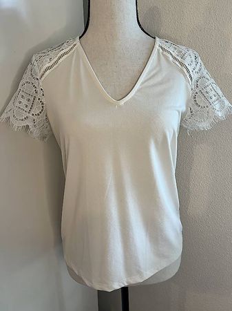 Weisses T Shirt mit Spitzenschultern Grösse S