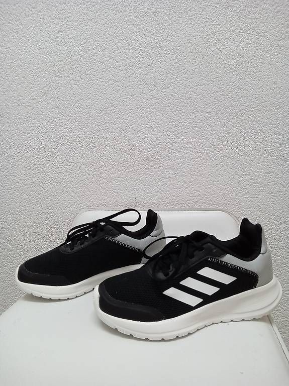 Scarpe da uomo: -50%    Chaussure - Adidas - taille 34 – Usato da St-Sulpice VD venduto da mar_th8v