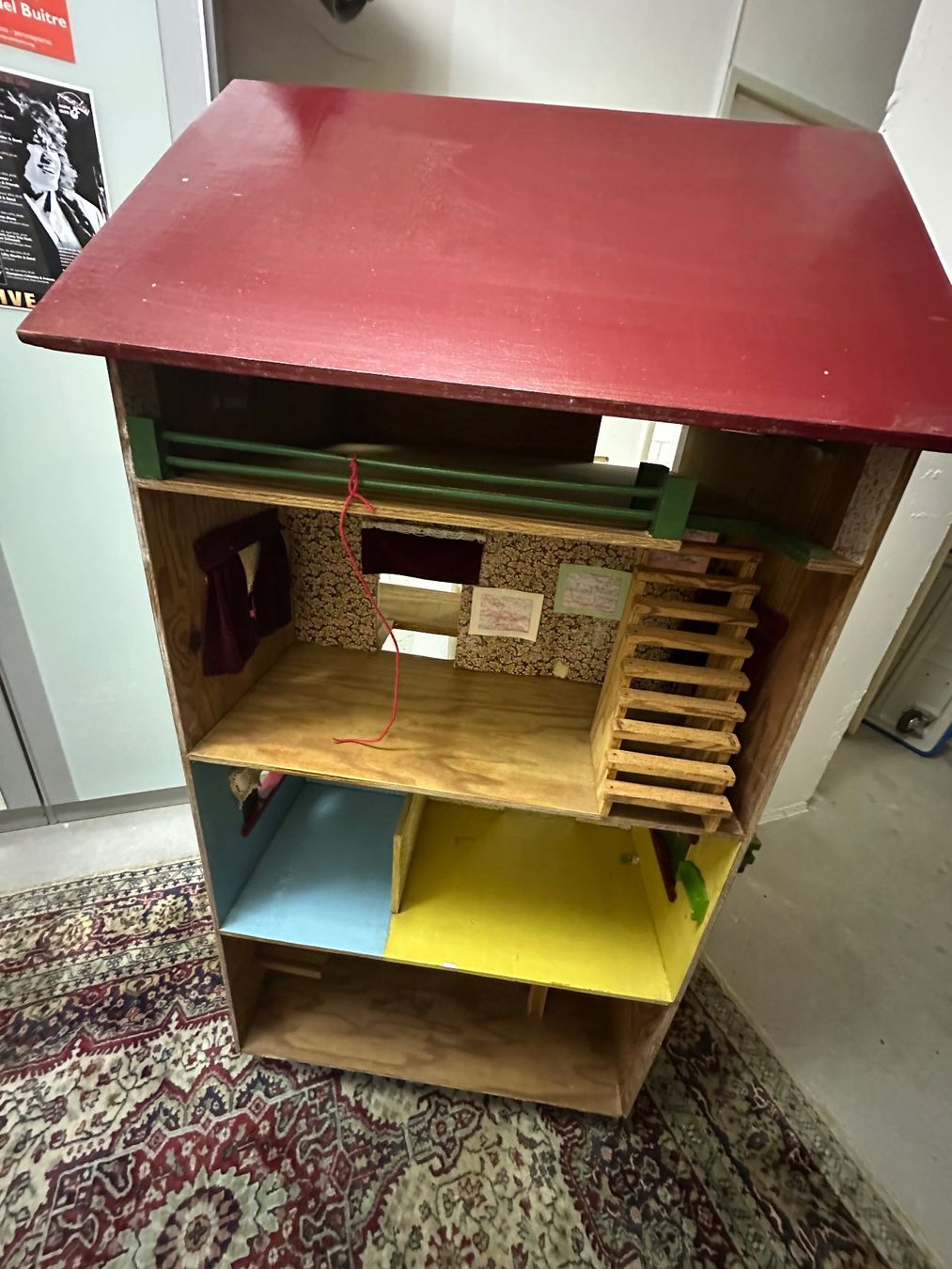 Case e mobili per bambole: Puppenhaus Holz auf Rollen – Usato da Mettmenstetten venduto da VWE 1