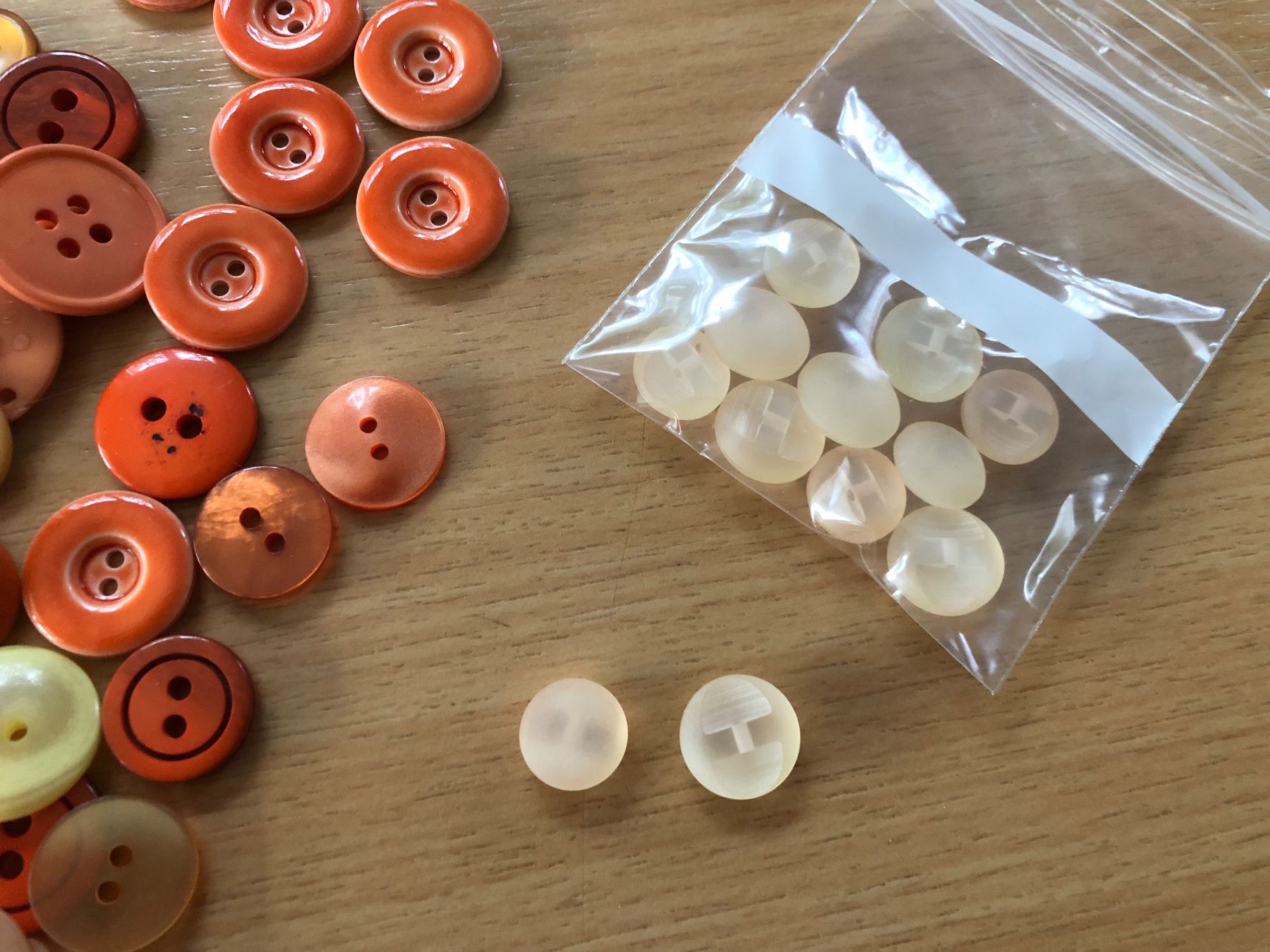 Knöpfe: Lot Knöpfe Orange ca. 200 gr. – Gebraucht aus Sirnach von Goforit2001 4