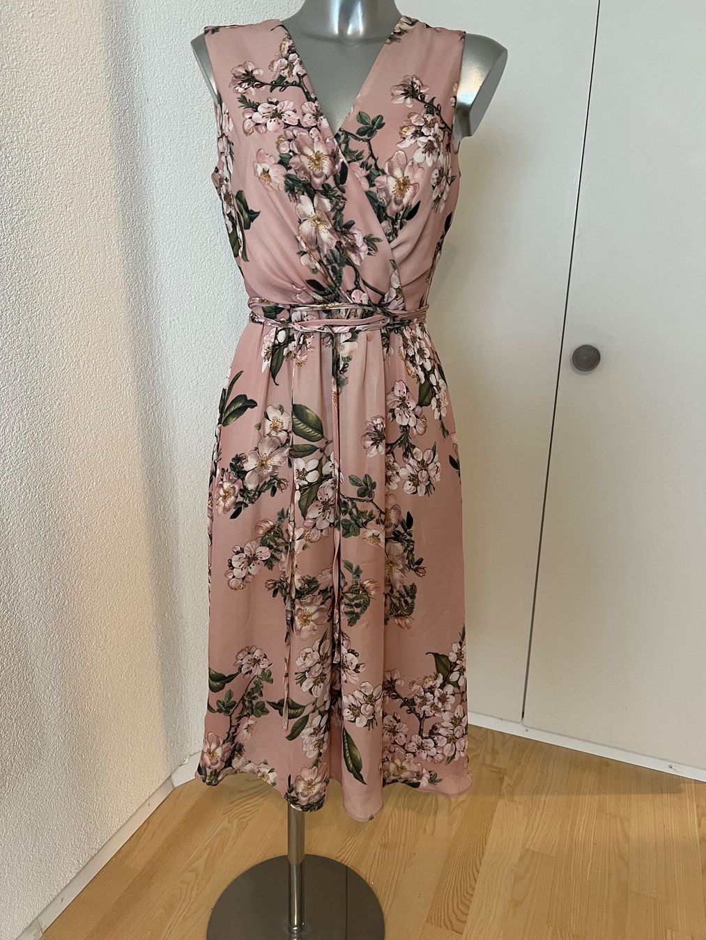 Phase Eight Kleider: Rock -Altrose mit schönem Blumenmuster – Gebraucht aus dietikon von arabeilla