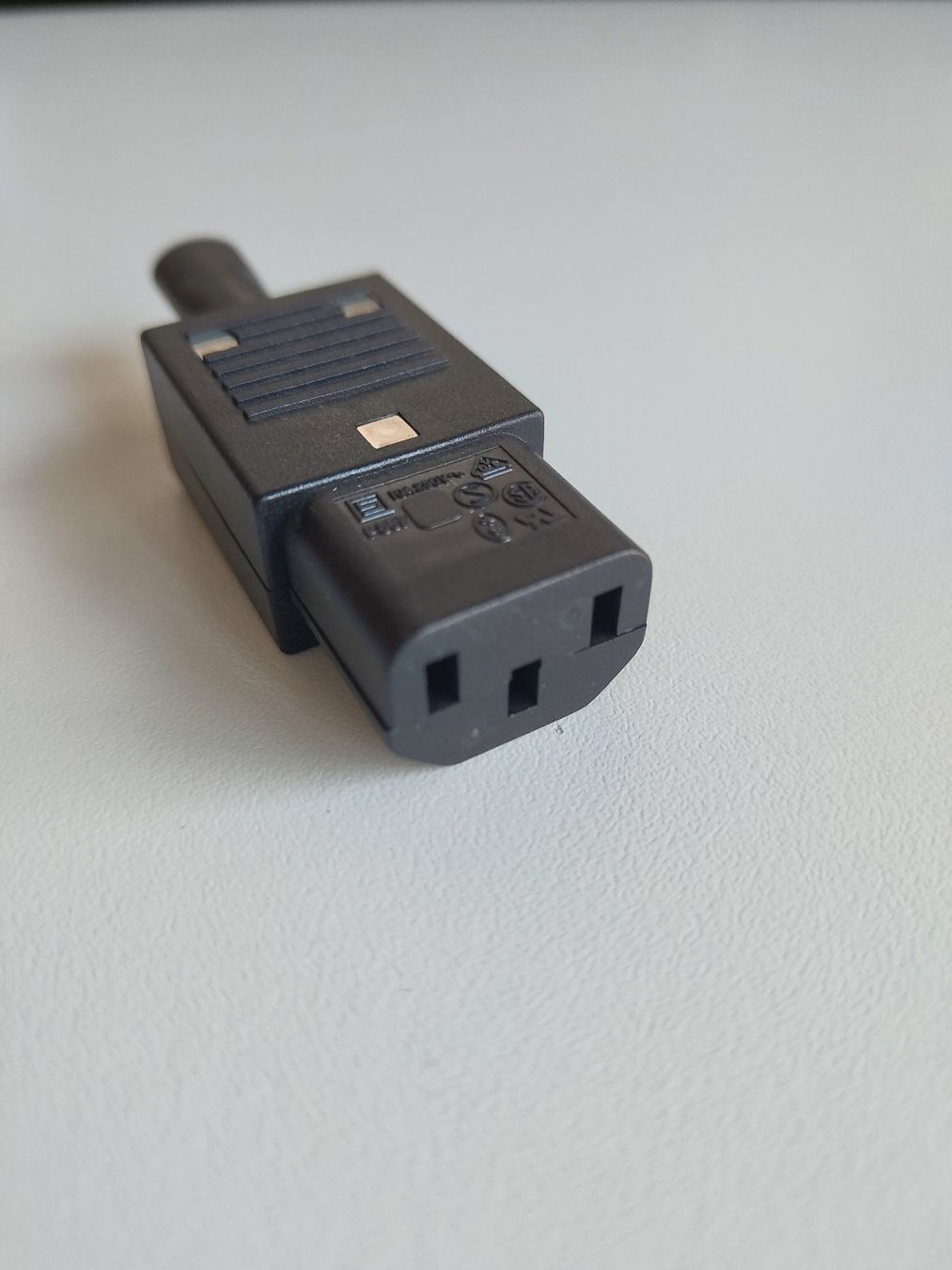 Componenti elettronici: Gerätestecker C13 10A 250V schwarz – Usato da Emmenbrücke venduto da BlSi