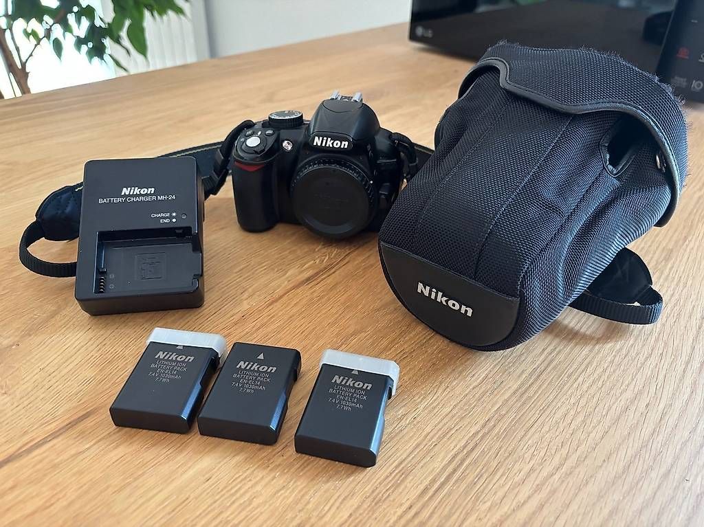 Nikon Fotocamera: Nikon D3100 reflex numérique + 3 batteries + chargeur – Usato da Courtepin venduto da pflon 2