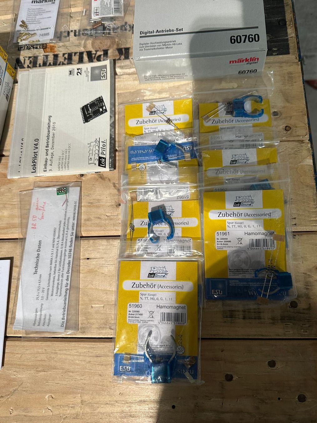 Märklin Modellini di ferrovie: Riesiges Märklin Digital Konvolut mit Lok Pilot Decoder etc. – Usato da Luzern venduto da Fracht-Design.ch 9