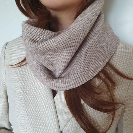 Écharpe tube en maille côtelée couleur beige