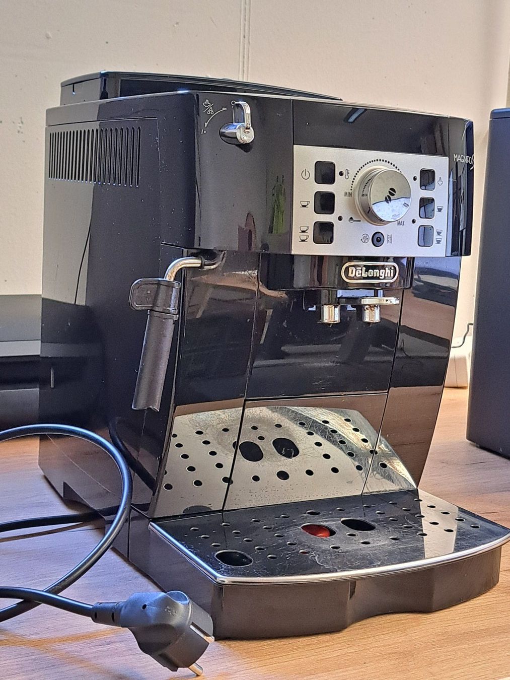 De'Longhi Macchine per caffè & Macchine per espresso: DeLonghi Magnifica S ECAM Kaffeevollautomat – Usato da Hauptwil venduto da maexchen71 3