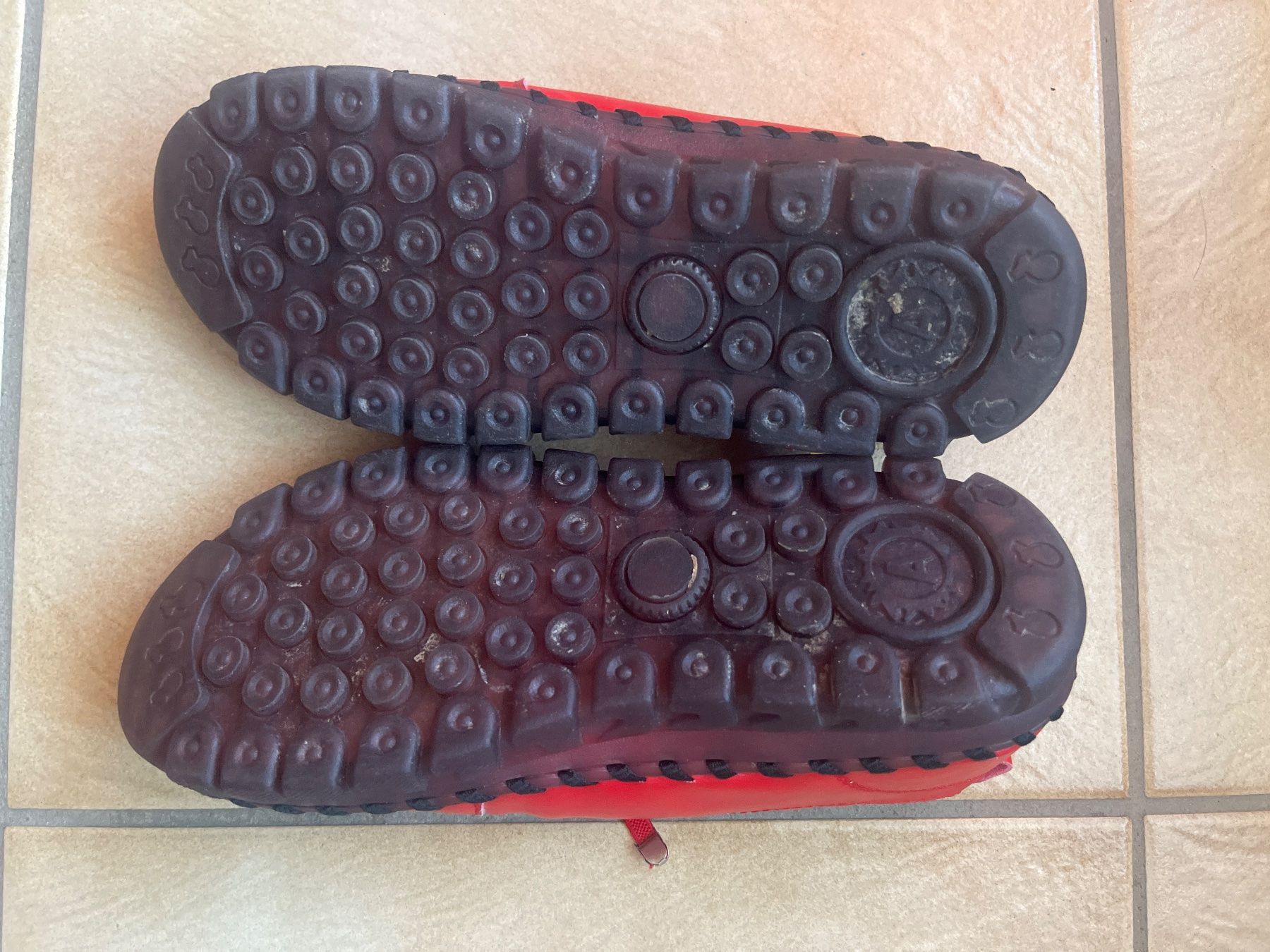 Scarpe da donna: Chaussures pour femme rouges – Usato da Vernayaz venduto da Darkfrost 2