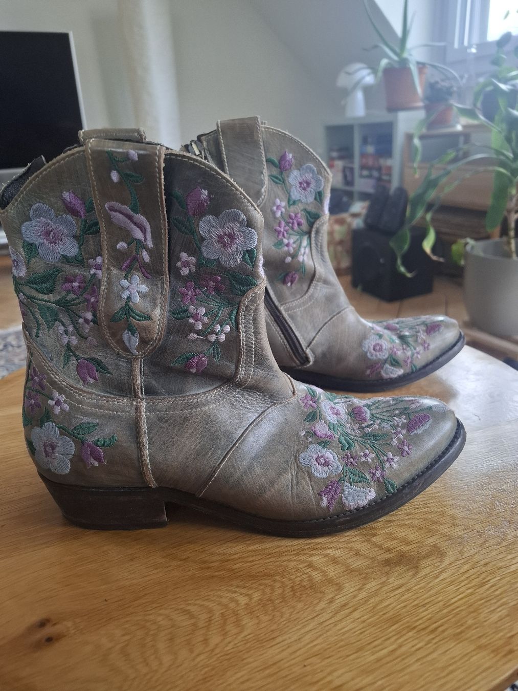 Damenschuhe: Cowboystiefel Leder mit Blumen bestickt, Grösse 37 – Gebraucht aus Kriens von looooora