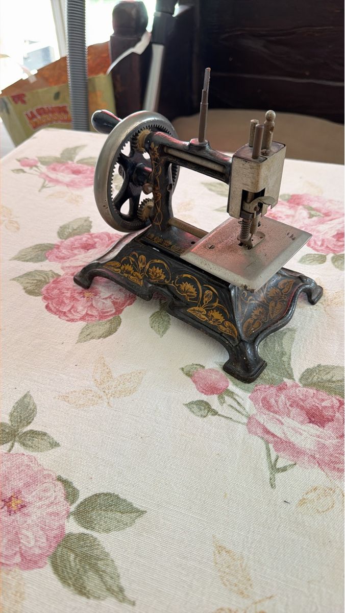 Macchine da cucire: Machine à coudre ancienne décorative – Usato da Vullierens venduto da gugu9
