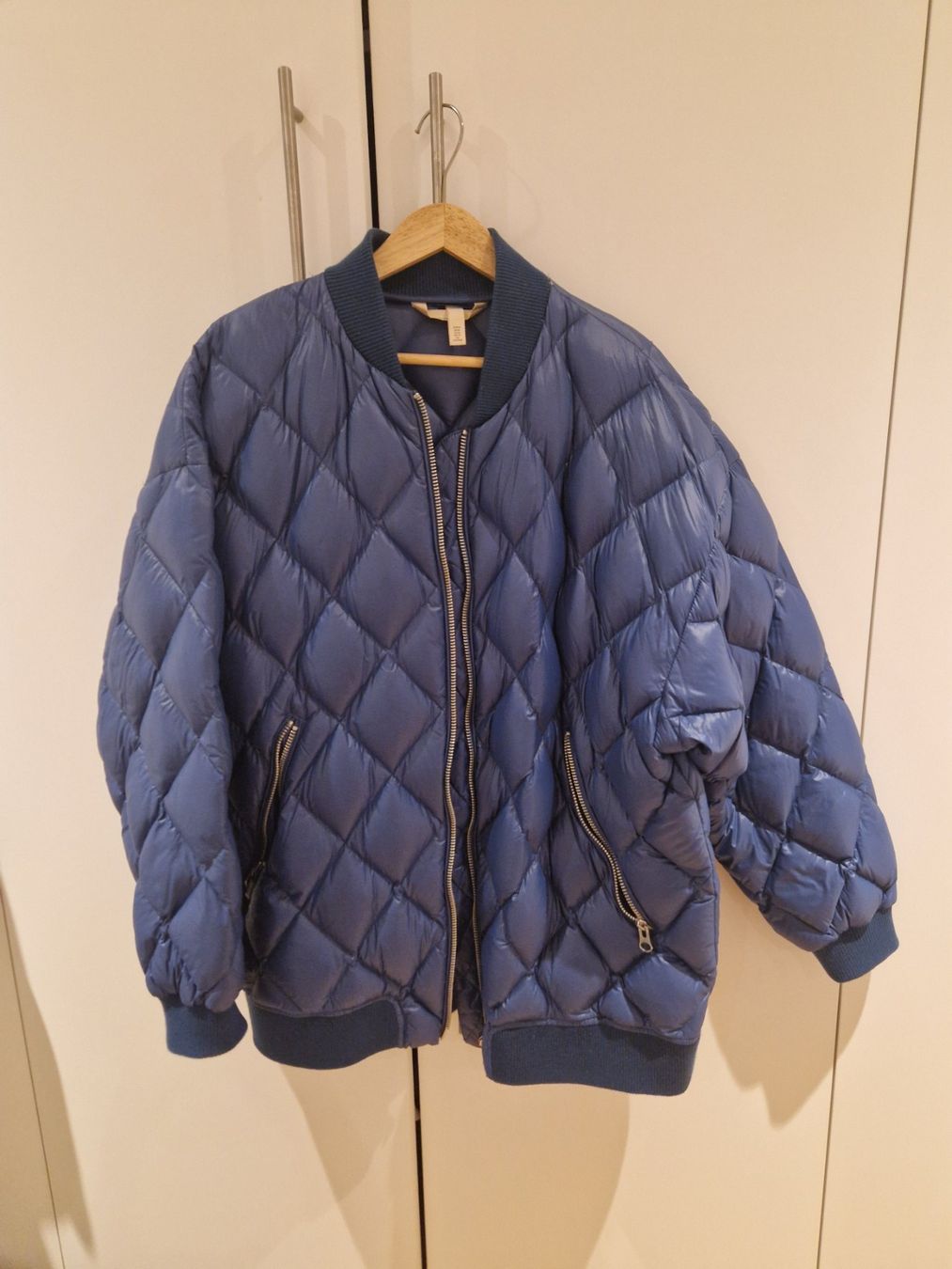 H&M Jacken: H&M Daunenjacke Bomber Oversize Gr. M, blau gesteppt – Gebraucht aus Erlinsbach SO von ULIKH 2