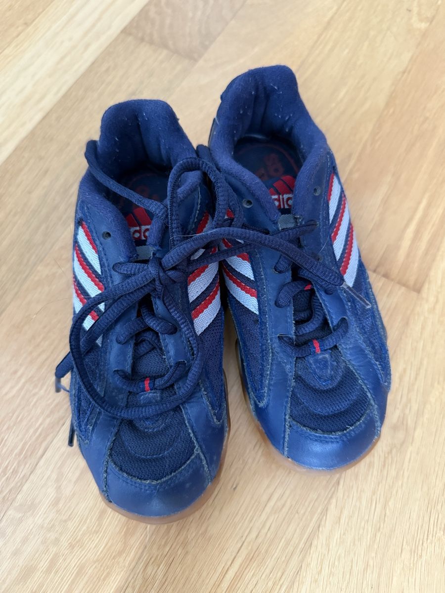Adidas Scarpe per ragazzi: wenig getragener adidasschuh 30 – Usato da Rotkreuz venduto da SpitfireSG