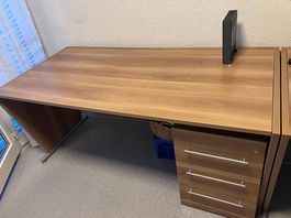 1 Bürotisch, 1 Korpus und 1 Wandschrank