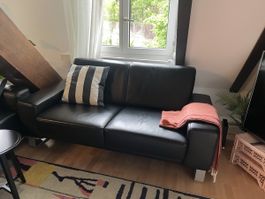 Schwarzes Ledersofa