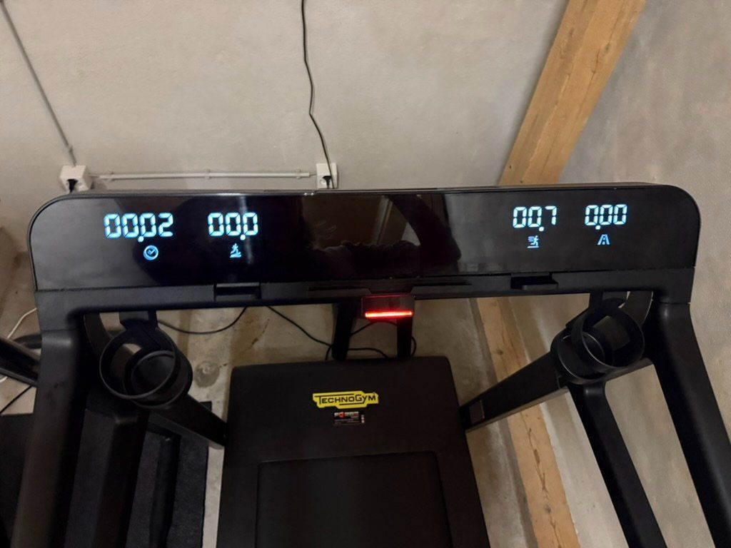 Macchine per carico, silaggio e trasporto: Technogym MyRun Treadmill – Excellent Condition – Usato da Aubonne venduto da JessieR 1