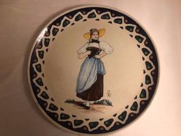 Assiette de collection en Barbotine