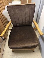 Joli fauteuil en bois et coussin velours