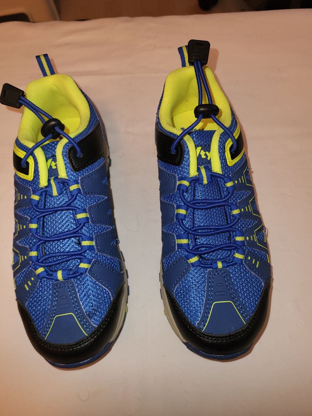 Herrenschuhe: Blaugelbe Sneakers von Vty, Grösse 34 – Neu (gemäss Beschreibung) aus Guggisberg von Aegertenlehn