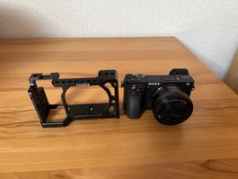Sony Alpha 6500 mit Objektiv 3.5-5.6/16-50, Cage und Akkuset