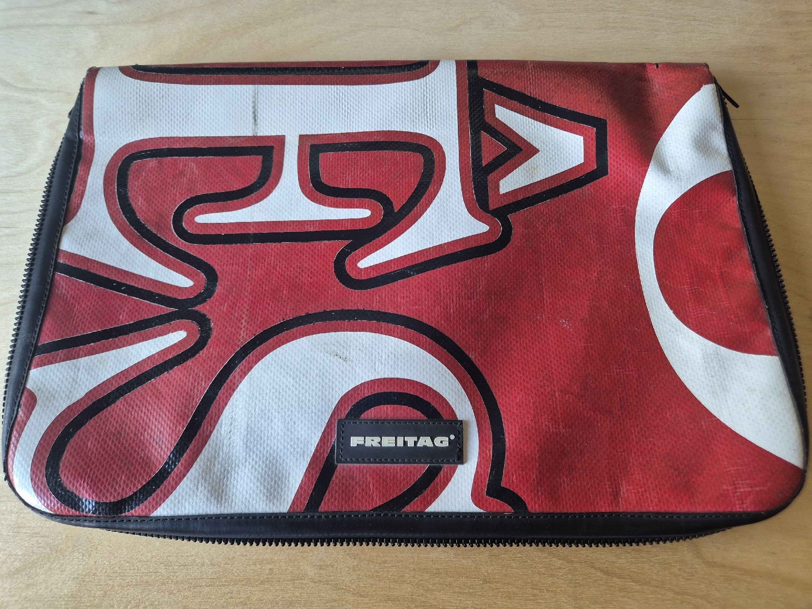 Freitag Borse: Freitag Tasche Notebook Rot Weiss Grosses Logo – Nuovo (secondo la descrizione) da Busswil BE venduto da Thomthom1