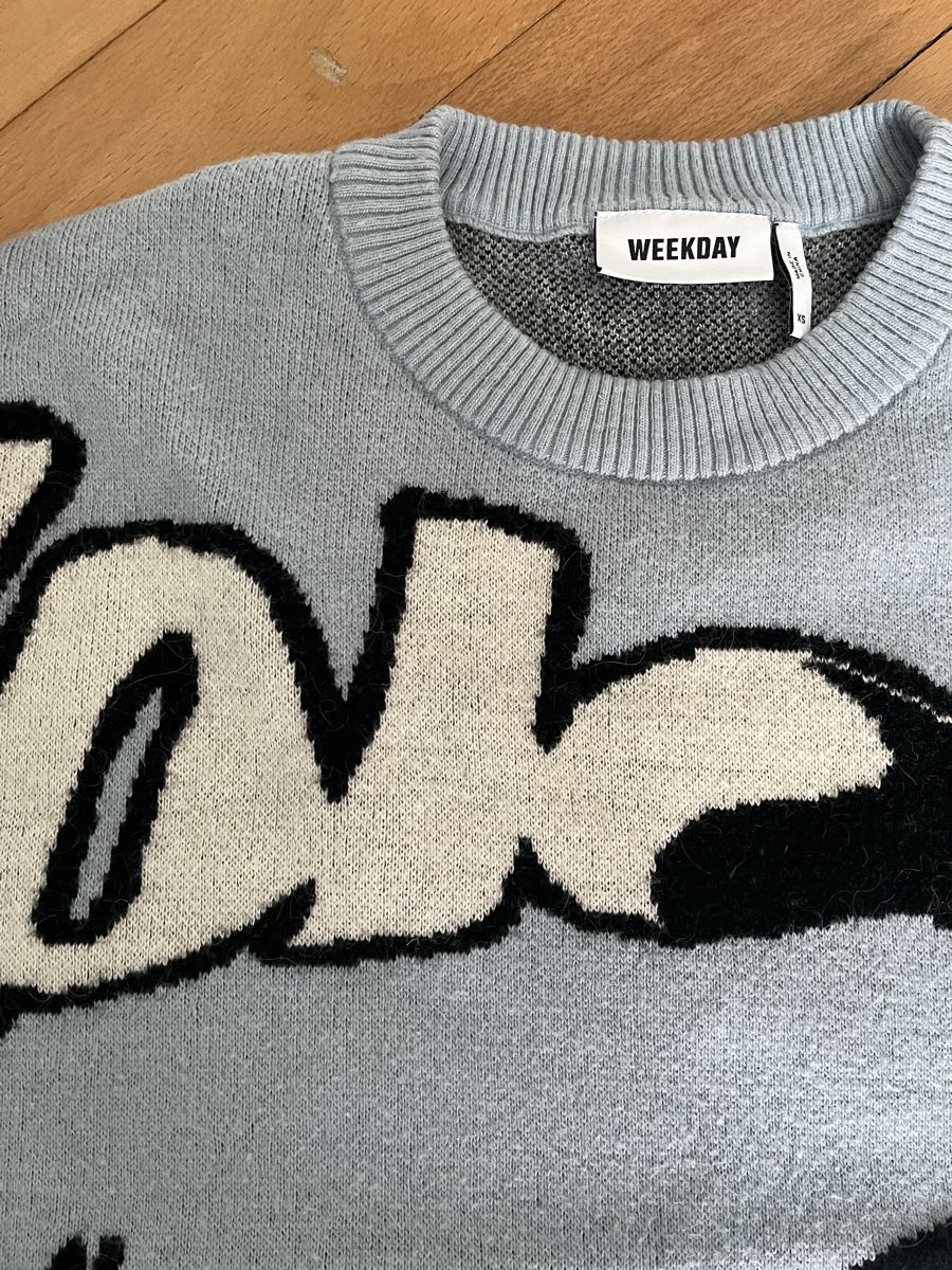 Weekday Maglioni & Felpe: Pullover WEEKDAY hellblau Grösse xS mit Motiv – Nuovo (secondo la descrizione) da Zürich venduto da Sel_777