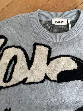 Pullover WEEKDAY hellblau Grösse xS mit Motiv