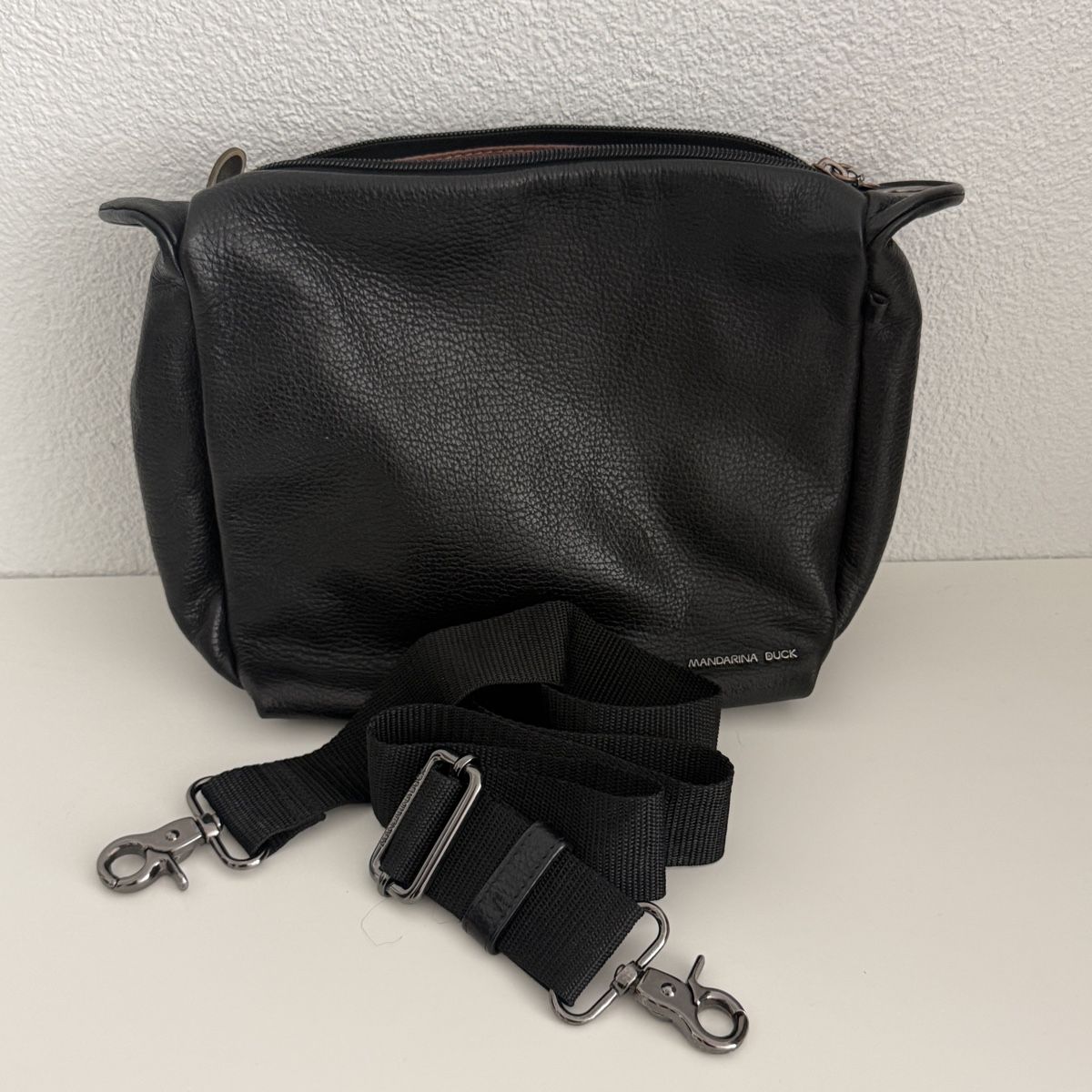 Mandarina Duck Taschen für Damen: Mandarina Duck Umhängetasche Leder schwarz   – Gebraucht aus Liestal von kurz.weilig