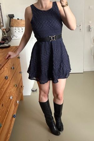 Mini robe patineuse dentelle bleu marine, taille S