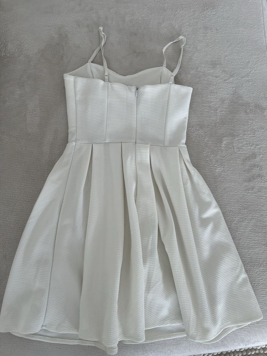 Kleider: Weisses Sommerkleid - Elegant und Luftig – Gebraucht aus Zofingen von .AE. 1