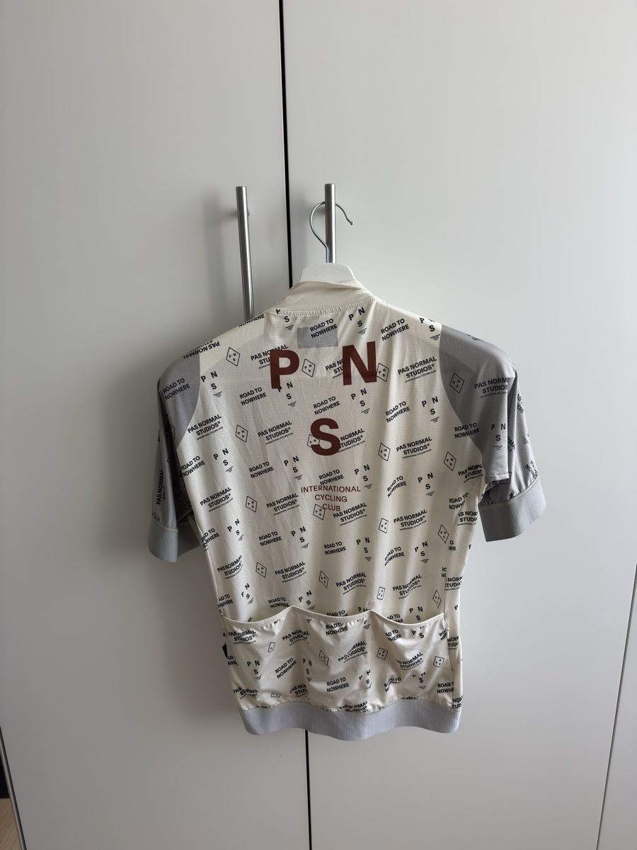 Pas Normal Studios Leibchen & Hosen: Radtrikot Pas Normal Studios Grösse L – Gebraucht aus Hombrechtikon von Sven_Gerber 1