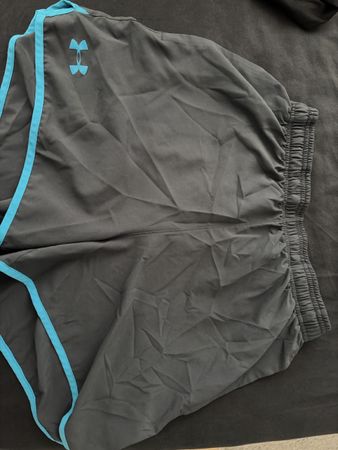 Under Armour Shorts HeatGear grau Grösse M kurz geschnitten