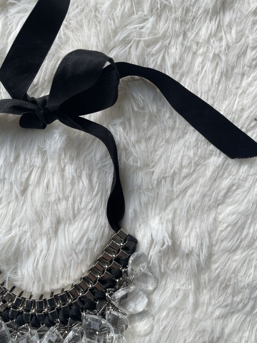 Catenine: COLLIER PLASTRON RUBAN NOIR ET PERLES – Usato da Lausanne venduto da mau_6tnl 3