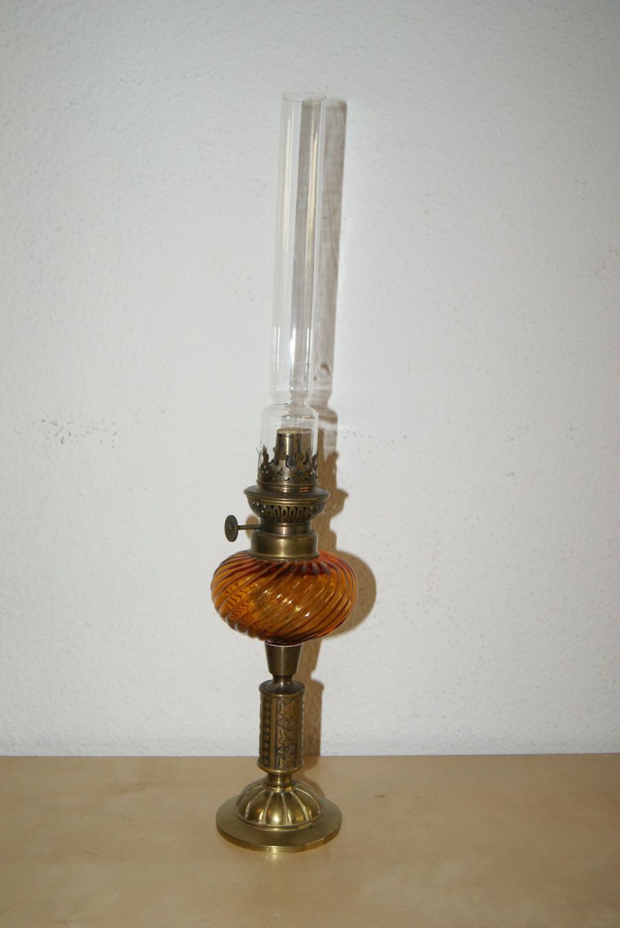 Lampade: Antike Petroleumlampe mit gelbem Glas – Usato da Zürich venduto da Widi1