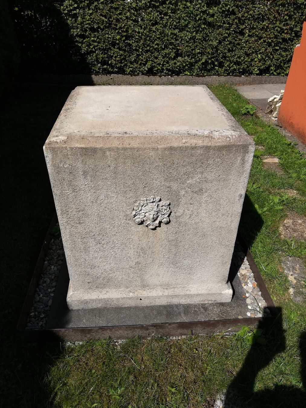 Vasi & Recipienti: Amphore riesig mit Sockel einmalig und schwer. 221cm. – Usato da Suhr venduto da sbblok 1